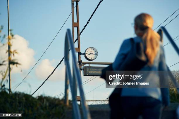 clock on train station platform - arbeitszeit stock-fotos und bilder