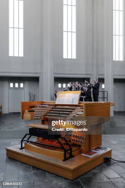 the hallgrímskirkja cathedral pipe organ and a choir - church organ stock pictures, royalty-free photos & images