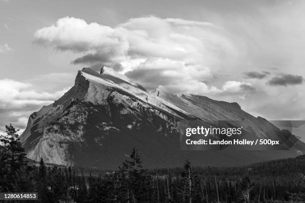 scenic view of snowcapped mountains against sky,mount rundle,canada - monte rundle - fotografias e filmes do acervo