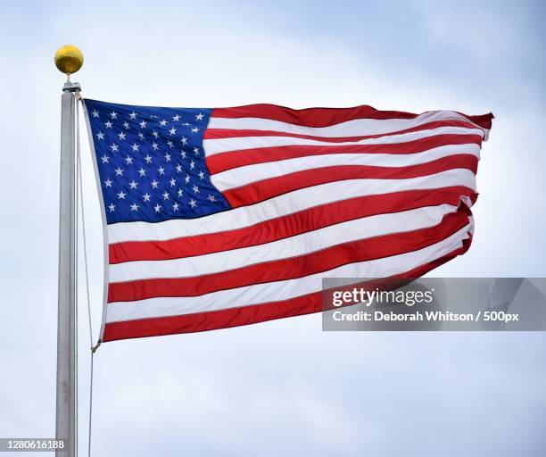 low angle view of american flag against sky,carrollton,texas,united states,usa - pole positie fotografías e imágenes de stock