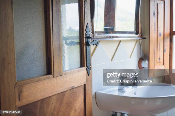 rustic bathroom - bathroom door imagens e fotografias de stock