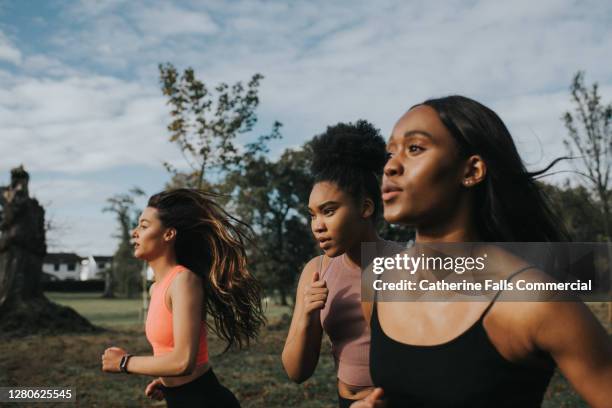 determined woman joggers - grupo de competição - fotografias e filmes do acervo