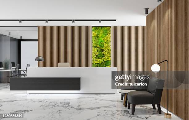 moderne büro-lobby-interieur mit langen holzbohlen hintergrund und rezeption mit grünen eco pflanze moos wand - bank interior stock-fotos und bilder
