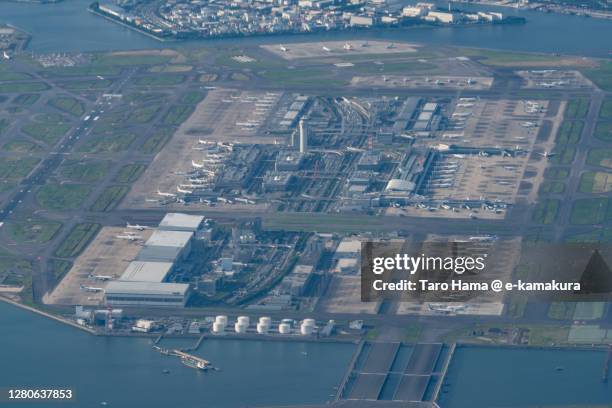 tokyo haneda international airport in tokyo of japan aerial view from airplane - tokyo international airport foto e immagini stock