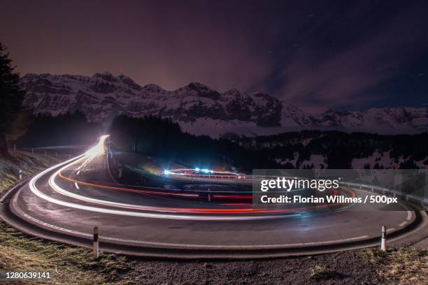high angle view of light trails on road at night, hundwil, appenzell ausserrhoden, switzerland - florian schweizer stock-fotos und bilder