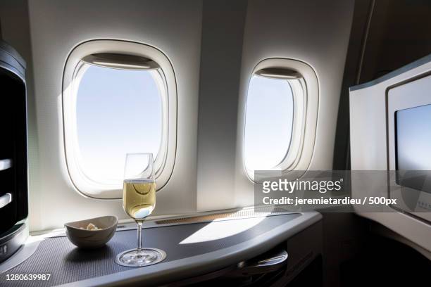 empty airplane seats in airplane - eerste klas stockfoto's en -beelden