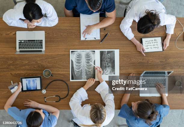 medisch onderzoeksteam aan het werk - long table stockfoto's en -beelden