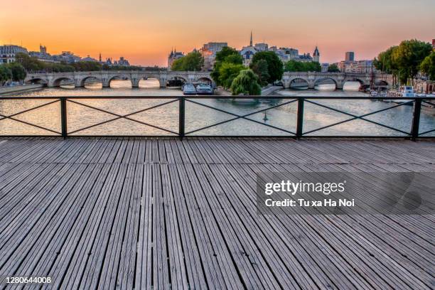 quiet pont des arts before sunrise - le pont des arts and the love padlocks in paris stock-fotos und bilder