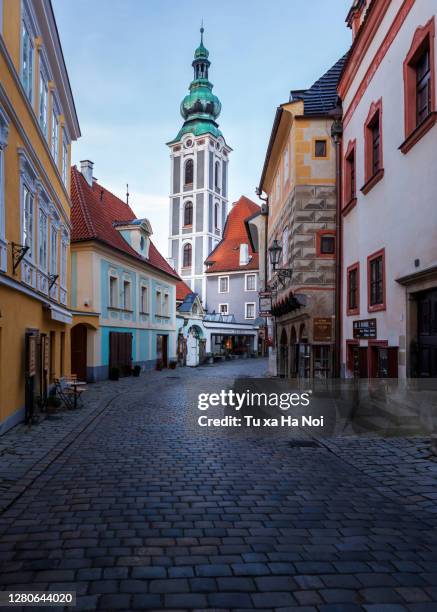 a quiet cesky krumlov street in an early morning - cesky krumlov stockfoto's en -beelden