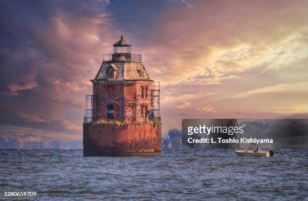 lighthouse on the chesapeake bay in maryland - chesapeake bay bridge stockfoto's en -beelden