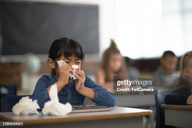 ziek jong geitje in het klaslokaal - tissue stockfoto's en -beelden