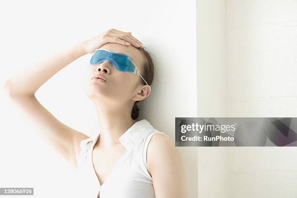 young woman taking a break and eye masks - máscara de olhos imagens e fotografias de stock