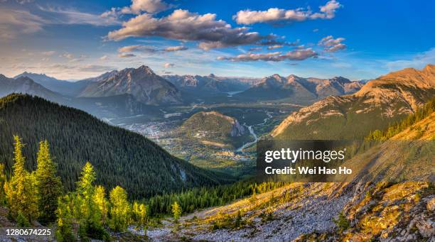 banff gondola sunset - montañas rocosas canadienses fotografías e imágenes de stock