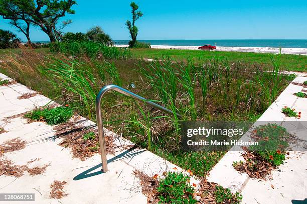 katrina hurricane devastation, pool filled with sand from the gulf of mexico in biloxi, mississippi,, usa - schlechter zustand stock-fotos und bilder