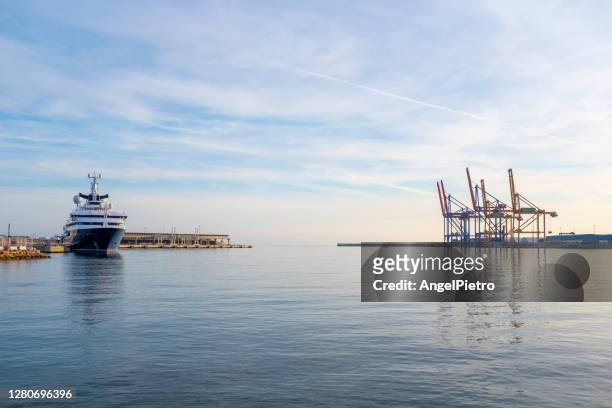 mouth of the port of málaga - dársena fotografías e imágenes de stock