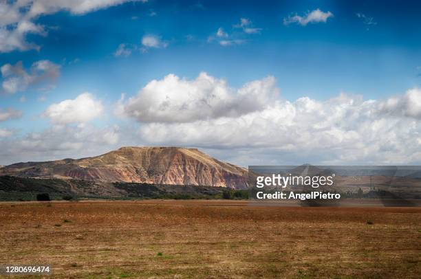 landscape of la alcarria. moors and countryside in the interior of the iberian peninsula - guadalajara fotografías e imágenes de stock