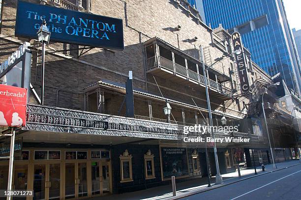 majestic theater, exterior in modern spanish style, home of 'phantom of the opera', on w. 44th street, new york, ny, usa - broadway theater exteriors and landmarks stock-fotos und bilder