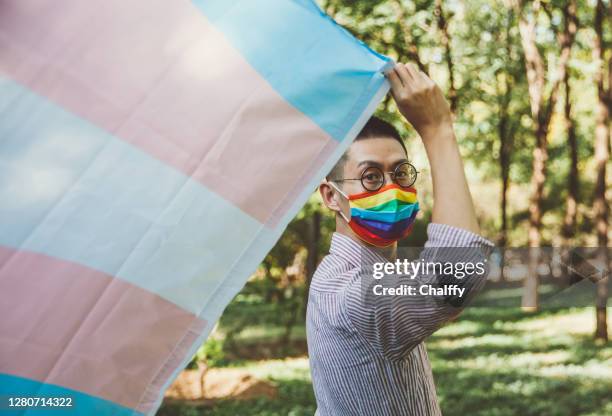 トランスジェンダーの旗で誇りに思う - asian flags ストックフォトと画像