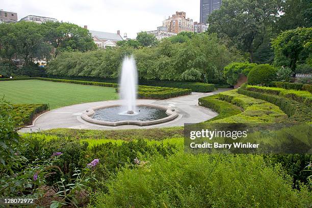 conservatory garden, central park's six acre formal garden, new york, n.y., u.s.a. ical lawn, clipped yew and single central fountain jet. - new york central park fountain stock pictures, royalty-free photos & images