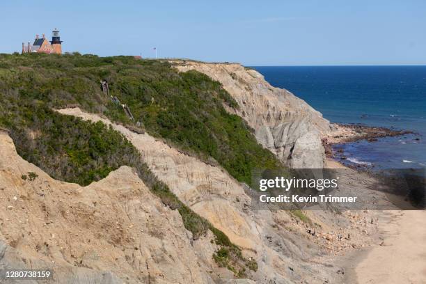 south east lighthouse over cliffs on block island, rhode island - rhode island stock pictures, royalty-free photos & images