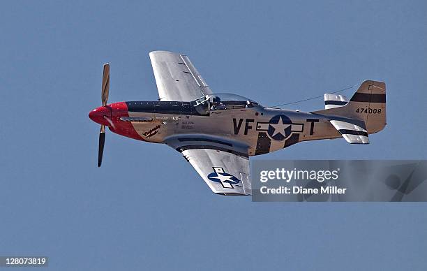 p-51 mustang - mustang fotografías e imágenes de stock