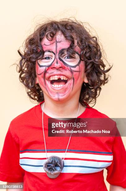 happy latin american child in a birthday party - roberto ricciuti foto e immagini stock