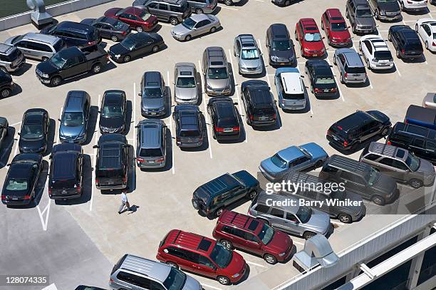 aerial view of automobiles parked in symmetrical pattern - barry park foto e immagini stock