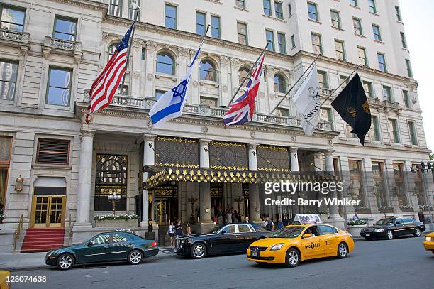 facade of the plaza hotel, new york, ny. henry j. hardenbergh, architect, completed 1909 in second empire baroque style, at grand army plaza, fifth avenue at 59th street - hotel plaza manhattan imagens e fotografias de stock