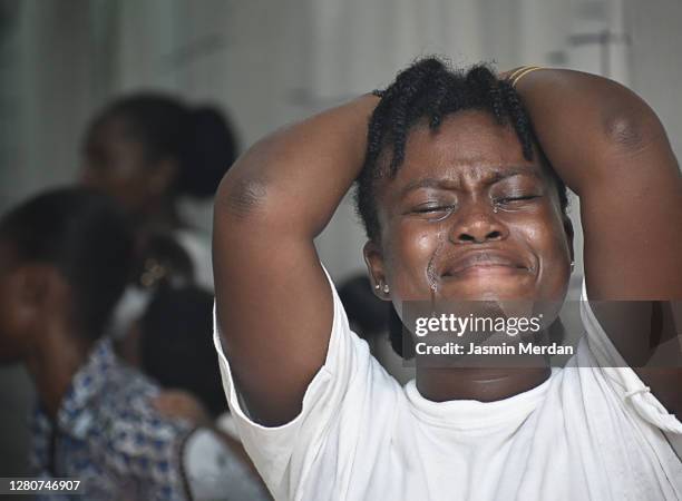 portrait of black crying desperate woman - grief - fotografias e filmes do acervo