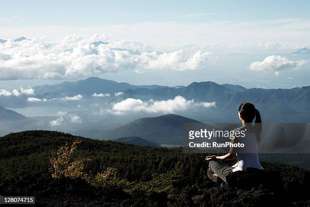woman doing yoga at the mountain - budismo imagens e fotografias de stock