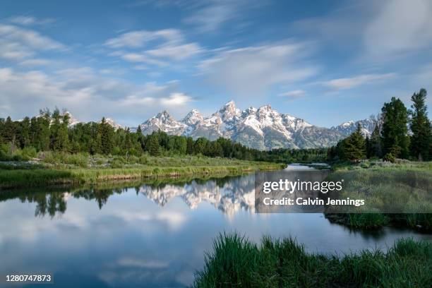 riflessioni di teton - catena montuosa teton foto e immagini stock