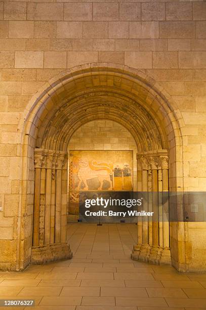 arched doorway, the cloisters, part of the metropolitan museum of art, ft. tryon park, upper manhattan, new york, ny - cloister - fotografias e filmes do acervo