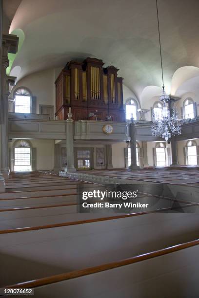 interior with pews, the first baptist church, the oldest baptist church in america, providence, rhode island - ontmoetingshuis stockfoto's en -beelden