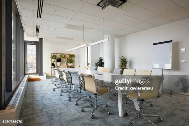 moderne corporate board room met conferentietafel - office carpet stockfoto's en -beelden