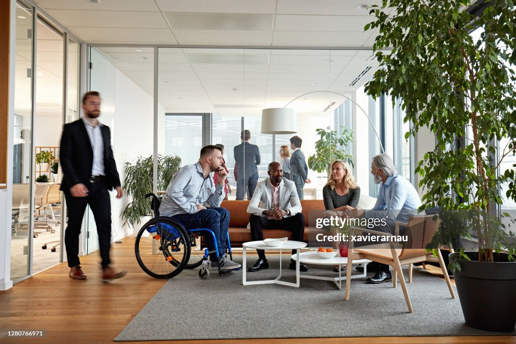 Riunione del team esecutivo diversificato nella sala ricevimenti di Office