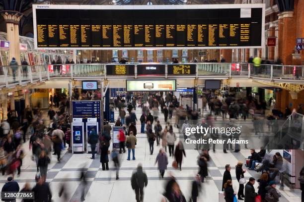 liverpool street railway station at morning rush hour, london, england, uk - liverpool street bahnhof stock-fotos und bilder