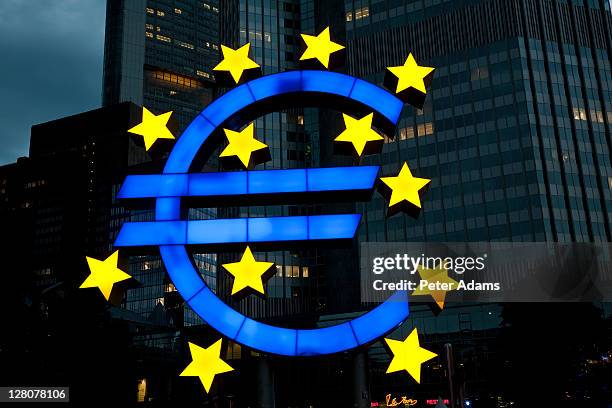 euro sign and european central bank, frankfurt, hessen, germany - ezb stock-fotos und bilder