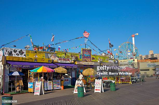 food and amusements along the coney island boardwalk, brooklyn, new york, u.s.a. - coney island 個照片及圖片檔