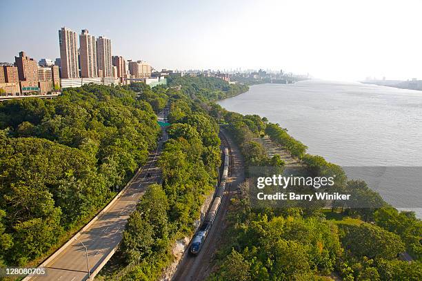 aerial view of upper west side and riverside park, with amtrak train below, from george washington bridge, new york, ny, u.s.a. - estrada joe dimaggio - fotografias e filmes do acervo