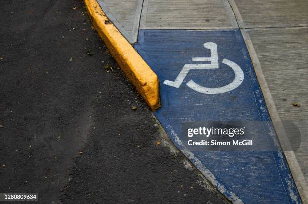 concrete wheelchair access ramp on an inner city road - curb 個照片及圖片檔