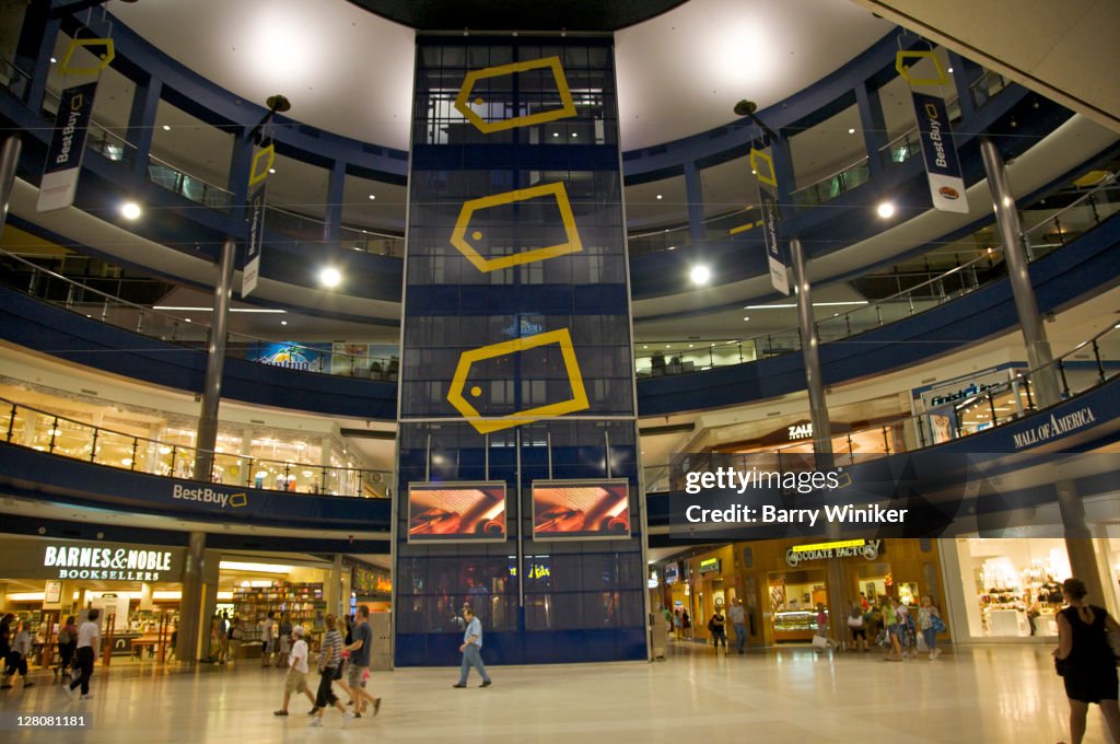 Interior atrium at Mall of America, the largest mall in the USA, located in the Twin Cities suburb of Bloomington, Minnesota, Midwest, USA