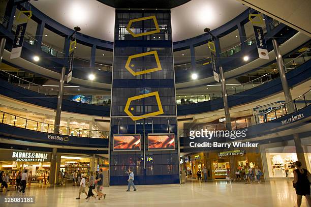 interior atrium at mall of america, the largest mall in the usa, located in the twin cities suburb of bloomington, minnesota, midwest, usa - mall of america imagens e fotografias de stock