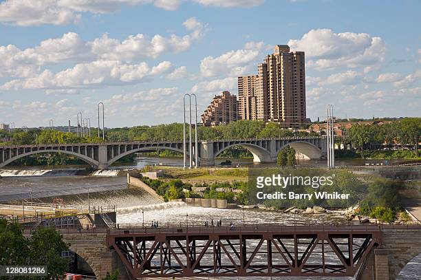view of mississippi river and st. anthony's falls heritage trail from balcony of the guthrie theater, minneapolis, minnesota, midwest, usa - minnesota - fotografias e filmes do acervo