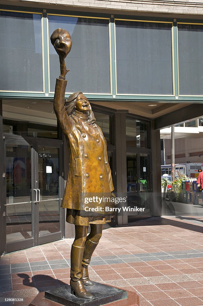 Bronze statue in front of Macy's between 7th and 8th Streets and Nicollet Mall of Mary Tyler Moore, Minneapolis, Minnesota, Midwest, USA
