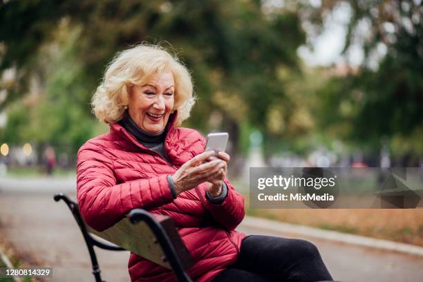 alte person verbringen zeit online - online dating stock-fotos und bilder