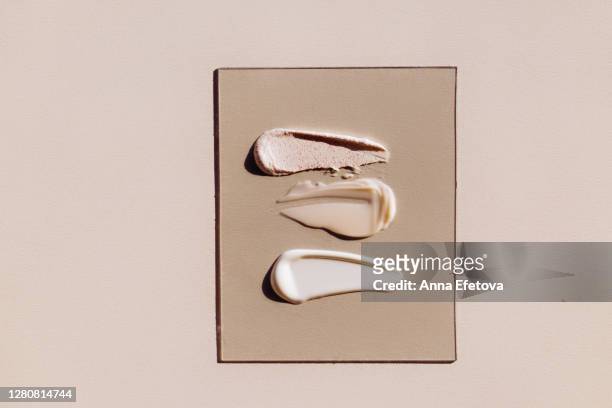 strokes of foundation cream on glass - couleur crème photos et images de collection