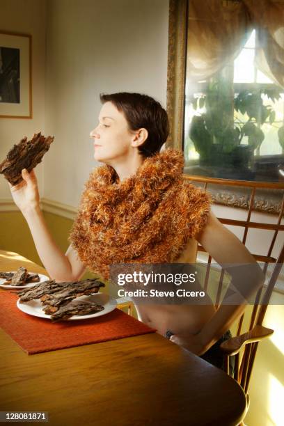 woman eating tree bark - cavewoman - fotografias e filmes do acervo