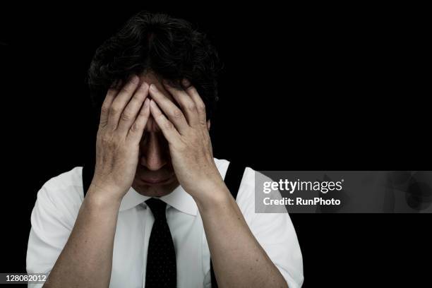 old age businessman thinking - manos a la cabeza fotografías e imágenes de stock