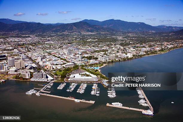 aerial view of cairns, queensland, australia - queensland city australia stockfoto's en -beelden