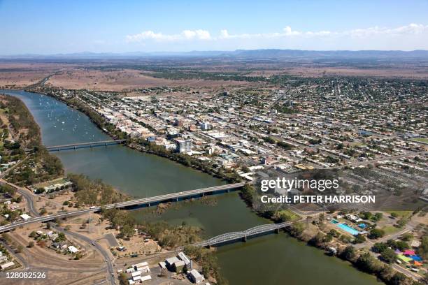 aerial view of rockhampton, queensland, australia - rockhampton stockfoto's en -beelden